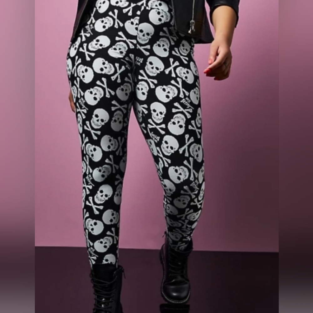 NWT Torrid Size 3, Betsy Johnson SKULL Leggings